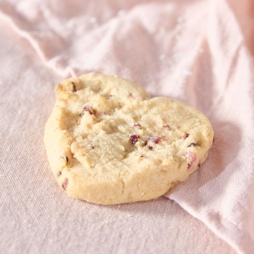 Raspberry & White Chocolate Biscuits in Heart Tin