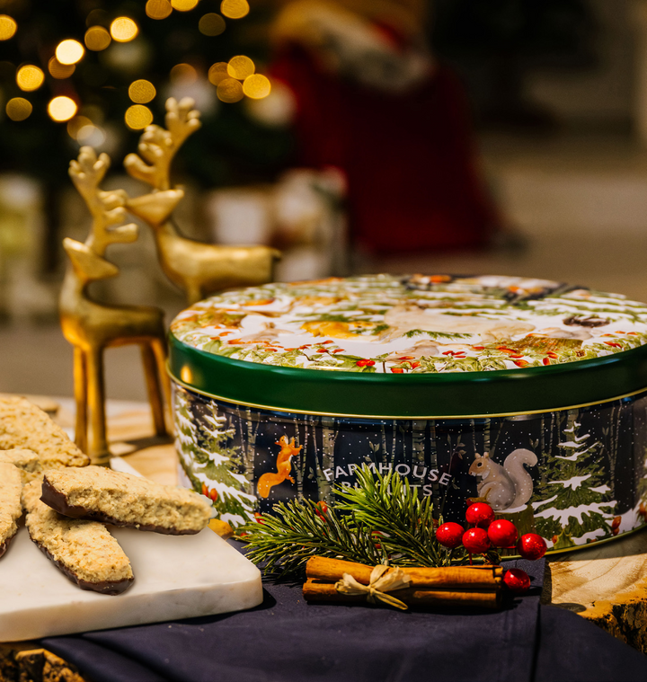 Farmhouse Christmas Woodland Scene Round Tin 500g [804]
