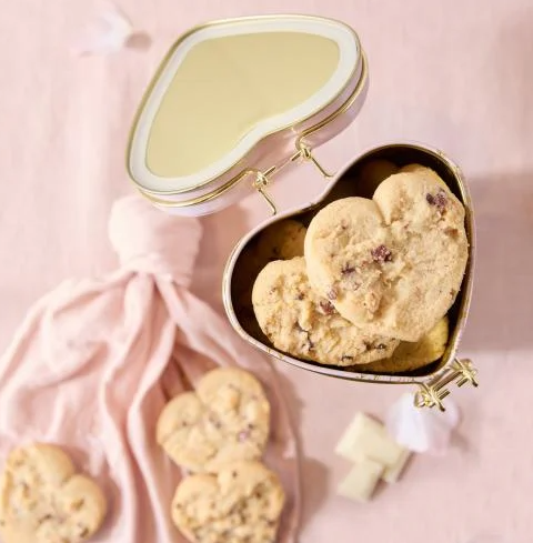 Raspberry & White Chocolate Biscuits in Heart Tin